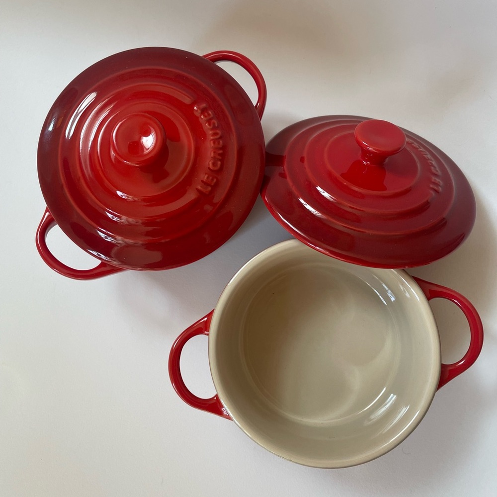 Le Creuset Mini Cocottes Ramekin Stoneware W/Lids 8oz Red Set of 2. Like New